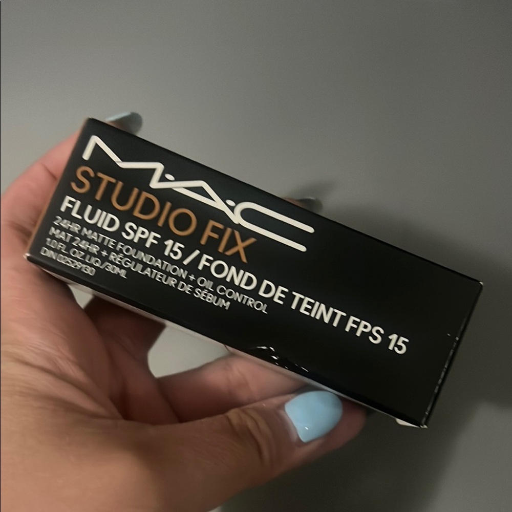MAC Cosmetics Black Studio Fix Fluid Foundation